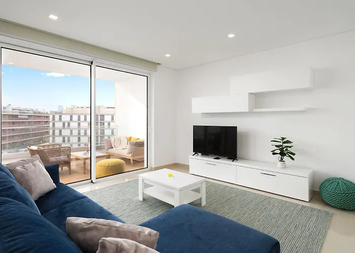 Bright Modern Seaside Apartment