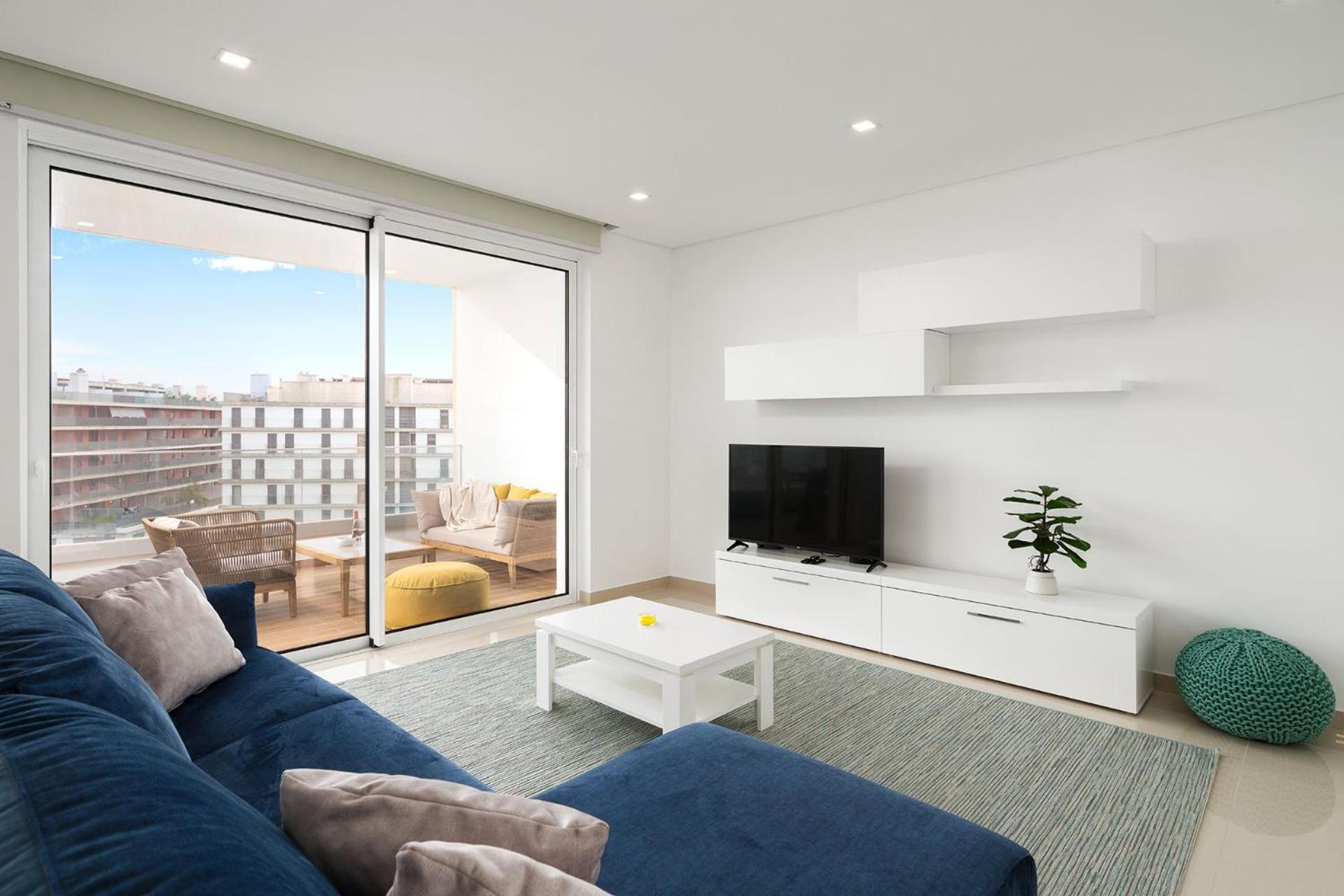 Bright Modern Seaside Apartment *